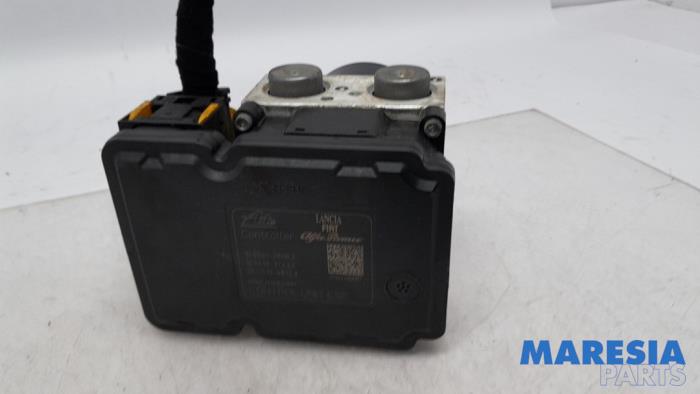 ABS Pomp van een Alfa Romeo Giulietta (940) 1.4 TB 16V MultiAir 2011