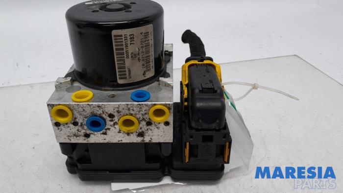 ABS Pomp van een Alfa Romeo Giulietta (940) 1.4 TB 16V MultiAir 2011