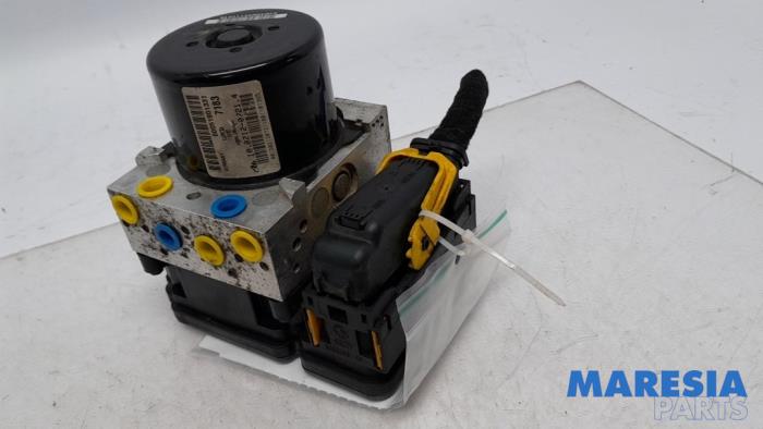 ABS Pomp van een Alfa Romeo Giulietta (940) 1.4 TB 16V MultiAir 2011