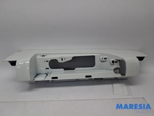 Gebruikte Achterlichtrand links Renault Trafic (1FL/2FL/3FL/4FL) 1.6 dCi 125 Twin Turbo Prijs € 48,39 Inclusief btw aangeboden door Maresia Parts