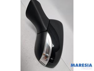 Gebruikte Buitenspiegel links Renault Clio IV Estate/Grandtour (7R) 0.9 Energy TCE 90 12V Prijs € 85,00 Margeregeling aangeboden door Maresia Parts