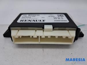 Gebruikte PDC Module Renault Clio IV Estate/Grandtour (7R) 0.9 Energy TCE 90 12V Prijs € 29,99 Margeregeling aangeboden door Maresia Parts