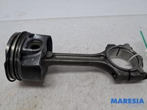 Gebruikte Zuiger Renault Clio IV Estate/Grandtour (7R) 1.2 TCE 16V EDC Prijs € 75,00 Margeregeling aangeboden door Maresia Parts