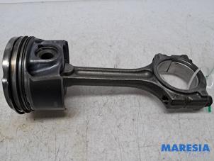 Gebruikte Zuiger Renault Clio IV Estate/Grandtour (7R) 1.2 TCE 16V EDC Prijs € 75,00 Margeregeling aangeboden door Maresia Parts