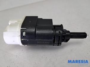 Gebruikte Schakelaar Remlicht Renault Clio IV Estate/Grandtour (7R) 0.9 Energy TCE 90 12V Prijs € 15,00 Margeregeling aangeboden door Maresia Parts
