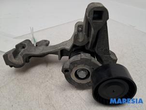 Gebruikte Dynamosteun boven Renault Clio IV Estate/Grandtour (7R) 1.2 TCE 16V EDC Prijs € 24,99 Margeregeling aangeboden door Maresia Parts