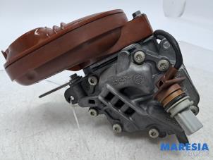 Gebruikte Oliepomp Renault Clio IV Estate/Grandtour (7R) 1.2 TCE 16V EDC Prijs € 40,00 Margeregeling aangeboden door Maresia Parts