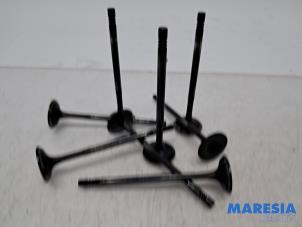 Gebruikte Inlaatklep Renault Clio IV Estate/Grandtour (7R) 1.2 TCE 16V EDC Prijs € 35,00 Margeregeling aangeboden door Maresia Parts