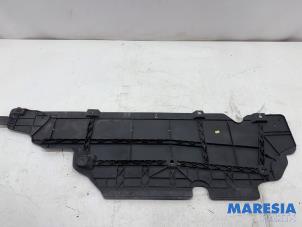 Gebruikte Bodem beschermplaat Renault Clio IV Estate/Grandtour (7R) 0.9 Energy TCE 90 12V Prijs € 69,00 Margeregeling aangeboden door Maresia Parts