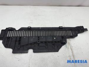 Gebruikte Bodem beschermplaat Renault Clio IV Estate/Grandtour (7R) 0.9 Energy TCE 90 12V Prijs € 69,00 Margeregeling aangeboden door Maresia Parts