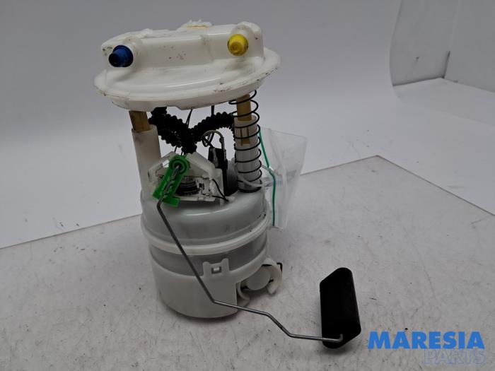 Gebruikte Tank element Pomp Renault Clio IV Estate/Grandtour (7R) 0.9 Energy TCE 90 12V Prijs € 24,99 Margeregeling aangeboden door Maresia Parts