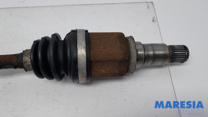 Aandrijfas rechts-achter van een Peugeot 3008 I (0U/HU) 2.0 HYbrid4 16V 2013