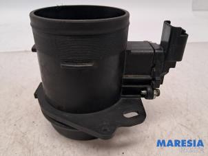Gebruikte Luchtmassameter Peugeot 3008 I (0U/HU) 2.0 HYbrid4 16V Prijs € 24,00 Margeregeling aangeboden door Maresia Parts