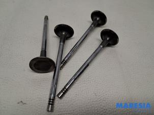 Gebruikte Inlaatklep Opel Vivaro 1.5 CDTI 102 Prijs € 36,30 Inclusief btw aangeboden door Maresia Parts