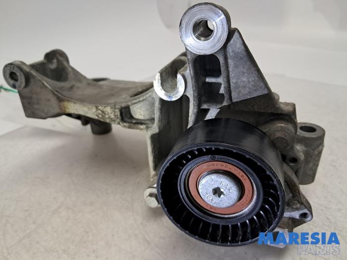 Gebruikte Dynamosteun boven Renault Trafic (1FL/2FL/3FL/4FL) 1.6 dCi 95 Prijs € 42,29 Inclusief btw aangeboden door Maresia Parts