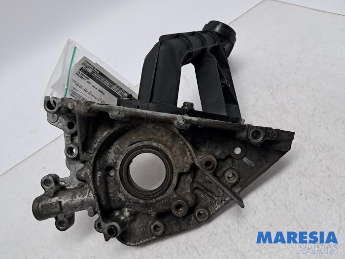 Gebruikte Oliepomp Peugeot 307 CC (3B) 2.0 16V Prijs € 50,00 Margeregeling aangeboden door Maresia Parts