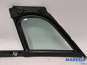 Gebruikte Ruit Driehoek rechts-voor Peugeot 3008 I (0U/HU) 2.0 HYbrid4 16V Prijs € 30,00 Margeregeling aangeboden door Maresia Parts
