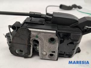 Gebruikte Slotmechaniek Portier 4Deurs rechts-voor Renault Grand Scénic III (JZ) 2.0 16V CVT Prijs € 25,00 Margeregeling aangeboden door Maresia Parts