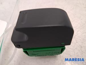 Gebruikte Schakelaar Elektrisch Raam Peugeot 107 1.0 12V Prijs € 10,00 Margeregeling aangeboden door Maresia Parts