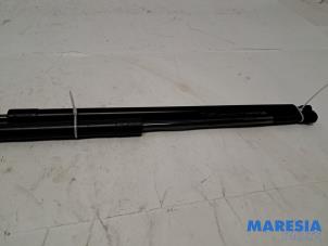 Gebruikte Set Gasdempers Achterklep Renault Grand Scénic III (JZ) 2.0 16V CVT Prijs € 35,00 Margeregeling aangeboden door Maresia Parts