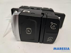 Gebruikte Schakelaar handrem Renault Megane IV Estate (RFBK) 1.3 TCE 115 16V Prijs € 24,99 Margeregeling aangeboden door Maresia Parts