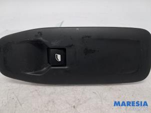 Gebruikte Raam schakelaar elektrisch Peugeot 2008 (CU) 1.2 Vti 12V PureTech 82 Prijs € 15,00 Margeregeling aangeboden door Maresia Parts
