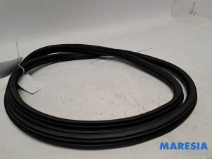 Gebruikte Deurrubber 4Deurs rechts-achter Peugeot 2008 (CU) 1.2 Vti 12V PureTech 82 Prijs € 40,00 Margeregeling aangeboden door Maresia Parts