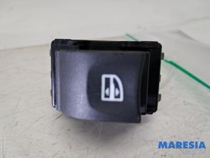 Gebruikte Raam schakelaar elektrisch Renault Grand Scénic III (JZ) 2.0 16V CVT Prijs € 10,00 Margeregeling aangeboden door Maresia Parts