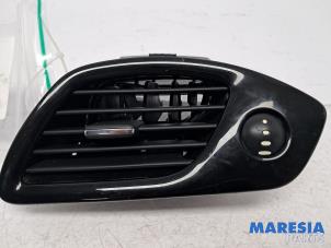 Gebruikte Luchtrooster Dashboard Renault Grand Scénic III (JZ) 2.0 16V CVT Prijs € 15,00 Margeregeling aangeboden door Maresia Parts