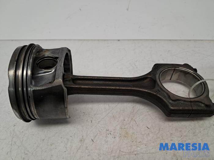 Gebruikte Drijfstang Peugeot 207 CC (WB) 1.6 16V THP Prijs € 34,99 Margeregeling aangeboden door Maresia Parts