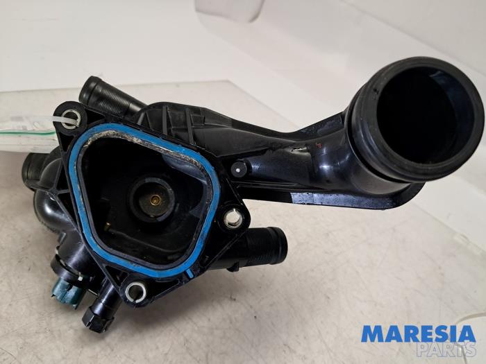 Gebruikte Thermostaathuis Peugeot 207 CC (WB) 1.6 16V THP Prijs € 45,00 Margeregeling aangeboden door Maresia Parts