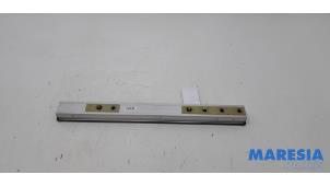 Gebruikte Stoel Rails rechts Renault Espace (JK) 2.0 16V Turbo Prijs € 25,00 Margeregeling aangeboden door Maresia Parts