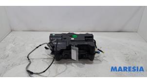 Gebruikte Ureumreservoir Renault Trafic (1FL/2FL/3FL/4FL) 2.0 dCi 16V 130 Prijs € 302,50 Inclusief btw aangeboden door Maresia Parts