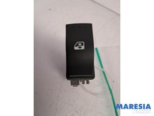 Gebruikte Ruit schakelaar elektrisch Renault Espace (JK) 2.0 16V Turbo Prijs € 9,99 Margeregeling aangeboden door Maresia Parts