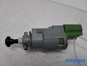 Gebruikte Remlicht Schakelaar Renault Clio IV (5R) 0.9 Energy TCE 90 12V Prijs € 9,99 Margeregeling aangeboden door Maresia Parts