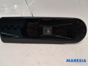 Gebruikte Ruit schakelaar elektrisch Renault Clio IV (5R) 0.9 Energy TCE 90 12V Prijs € 10,00 Margeregeling aangeboden door Maresia Parts