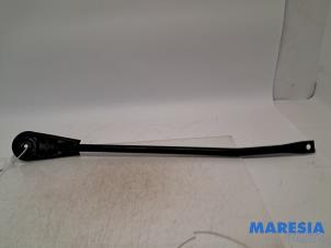 Gebruikte Reactiestang links-voor Opel Vivaro 1.6 CDTi BiTurbo Prijs € 48,40 Inclusief btw aangeboden door Maresia Parts