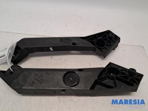 Gebruikte Frontdeel steun Opel Vivaro 1.6 CDTi BiTurbo Prijs € 42,35 Inclusief btw aangeboden door Maresia Parts