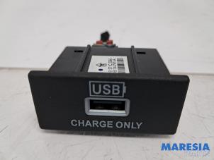 Gebruikte AUX/USB aansluiting Fiat 500 (312) Electric Prijs € 42,35 Inclusief btw aangeboden door Maresia Parts
