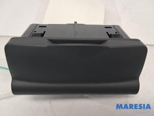 Gebruikte AUX/USB aansluiting Renault Megane III Berline (BZ) 1.4 16V TCe 130 Prijs € 15,00 Margeregeling aangeboden door Maresia Parts