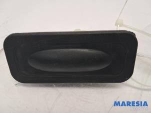 Gebruikte Schakelaar achterklep Renault Megane III Berline (BZ) 1.4 16V TCe 130 Prijs € 14,99 Margeregeling aangeboden door Maresia Parts