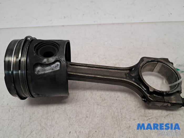 Gebruikte Drijfstang Fiat Doblo Cargo (263) 1.3 MJ 16V DPF Euro 5 Prijs € 60,50 Inclusief btw aangeboden door Maresia Parts