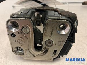 Gebruikte Schuifdeur Slotmechaniek rechts Renault Master III (MA/MB/MC/MD/MH/MF/MG/MH) 2.3 dCi 16V Prijs € 84,70 Inclusief btw aangeboden door Maresia Parts