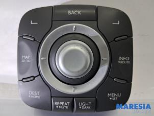 Gebruikte Navigatie bedienings paneel Renault Grand Scénic III (JZ) 1.6 dCi Prijs € 55,00 Margeregeling aangeboden door Maresia Parts