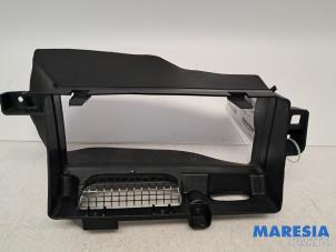 Gebruikte Luchtgeleider Renault Megane IV Estate (RFBK) 1.3 TCE 115 16V Prijs € 29,95 Margeregeling aangeboden door Maresia Parts