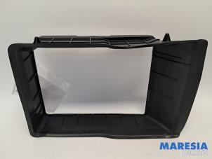 Gebruikte Luchtgeleider Renault Megane IV Estate (RFBK) 1.3 TCE 115 16V Prijs € 24,99 Margeregeling aangeboden door Maresia Parts