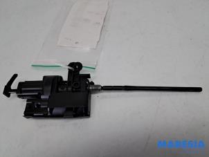 Gebruikte Motor Tankklepvergrendeling Renault Grand Scénic III (JZ) 1.6 dCi Prijs € 26,00 Margeregeling aangeboden door Maresia Parts