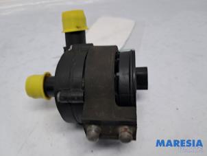Gebruikte Extra waterpomp Renault Grand Scénic III (JZ) 1.6 dCi Prijs € 25,00 Margeregeling aangeboden door Maresia Parts