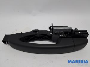 Gebruikte Deurgreep 2Deurs rechts Renault Trafic (1FL/2FL/3FL/4FL) 1.6 dCi 90 Prijs € 54,45 Inclusief btw aangeboden door Maresia Parts