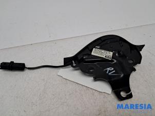 Gebruikte Cabriodak vergrendelslot Peugeot 307 CC (3B) 2.0 16V Prijs € 50,00 Margeregeling aangeboden door Maresia Parts